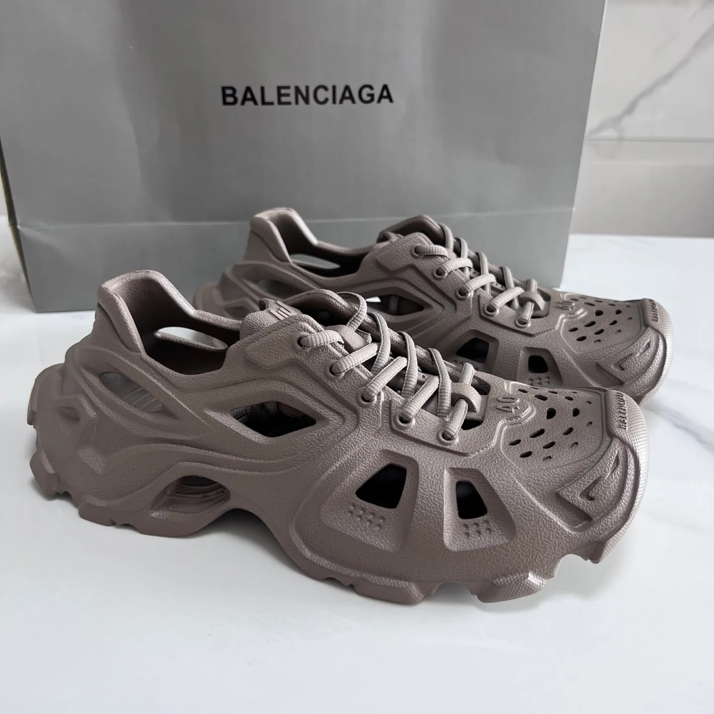 👟👟Ex-factory price 380👟👟 Balenciaga must-have beach shoes for summer. Men's and women's shoes are made of ultra-light 95% (injection molding) EVA plastic, 5% foam plastic foam cushioning material#Ultra-lightweight one-piece foam shoe mold❗New summer product, French high-end luxury brand - Balenciaga BALENCIAGA 3XL Rubber Low Top Sneakers 3XL version series summer beach wading versatile trendy lace-up casual sports hole sandals. Size: 35-46
